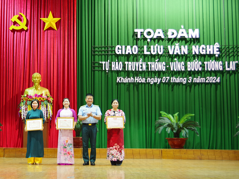 Trường Sĩ quan Không quân tổ chức Tọa đàm, giao lưu văn nghệ “Tự hào truyền thống - Vững bước tương lai”