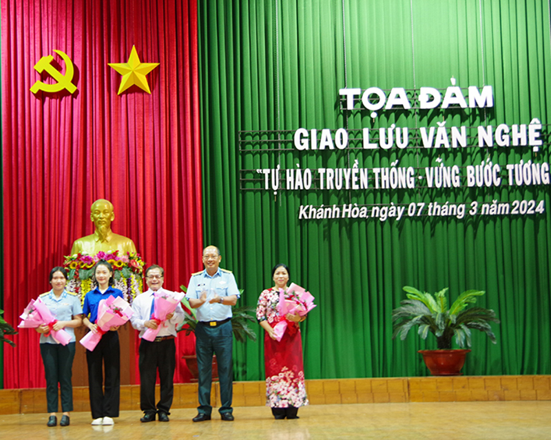 Trường Sĩ quan Không quân tổ chức Tọa đàm, giao lưu văn nghệ “Tự hào truyền thống - Vững bước tương lai”