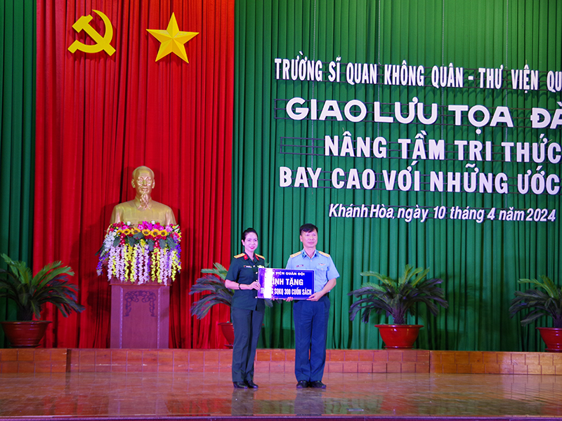 Trường Sĩ quan Không quân tổ chức Triển lãm sách và Giao lưu tọa đàm “Nâng tầm tri thức, bay cao với những ước mơ”