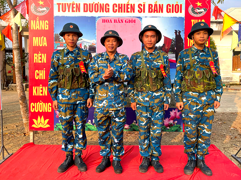 Sư đoàn 377 kiểm tra bắn đạn thật cho chiến sĩ mới