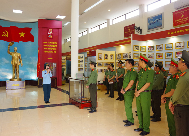 Đoàn công tác Học viện Chính trị Công an nhân dân tham quan, trao đổi kinh nghiệm thực tế tại Sư đoàn 371