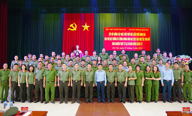 Đoàn công tác Học viện Chính trị Công an nhân dân tham quan, trao đổi kinh nghiệm thực tế tại Sư đoàn 371