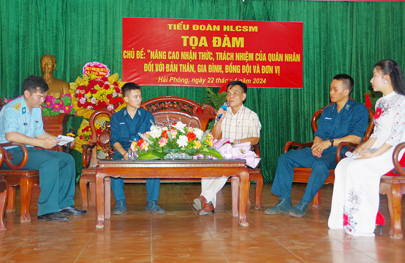 Tiểu đoàn Huấn luyện chiến sĩ mới, Sư đoàn 363 tổ chức tọa đàm “Nâng cao nhận thức, trách nhiệm của quân nhân đối với bản thân, gia đình, đồng đội và đơn vị”