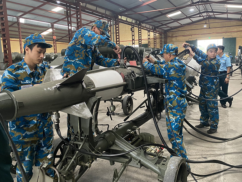 Sư đoàn 361 tổ chức tập huấn quy trình công nghệ kiểm tra, bảo dưỡng kỹ thuật đạn tên lửa