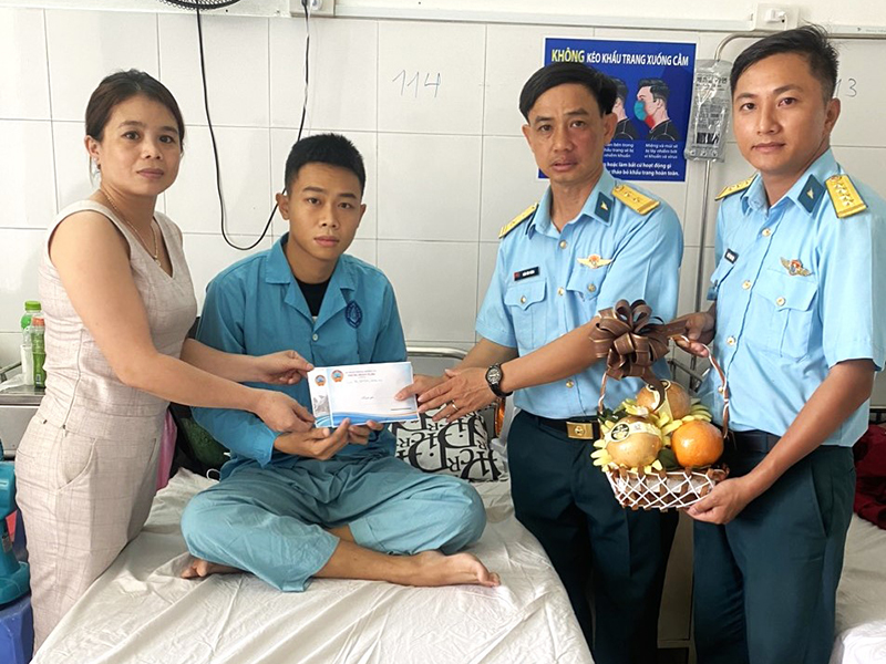 Trung đoàn 282 thăm hỏi, động viên quân nhân mắc bệnh hiểm nghèo
