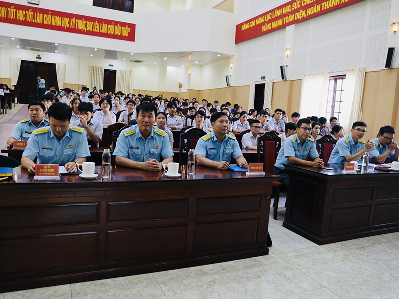 Trường Sĩ quan Không quân tuyên truyền, hướng nghiệp tuyển sinh quân sự năm 2024