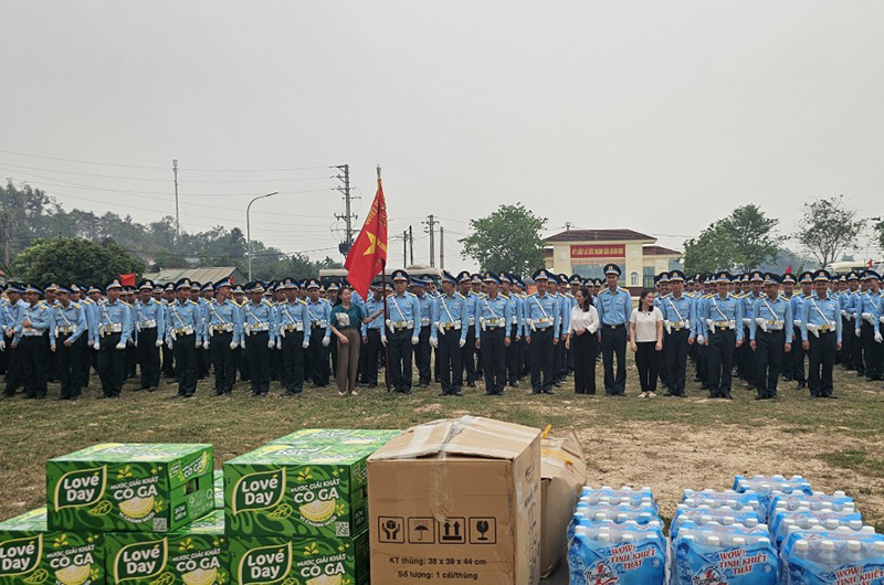 Xã Thanh Minh, TP Điện Biên Phủ, tỉnh Điện Biên tặng quà cán bộ, chiến sĩ Quân chủng PK-KQ luyện tập kỷ niệm 70 năm Chiến thắng Điện Biên Phủ