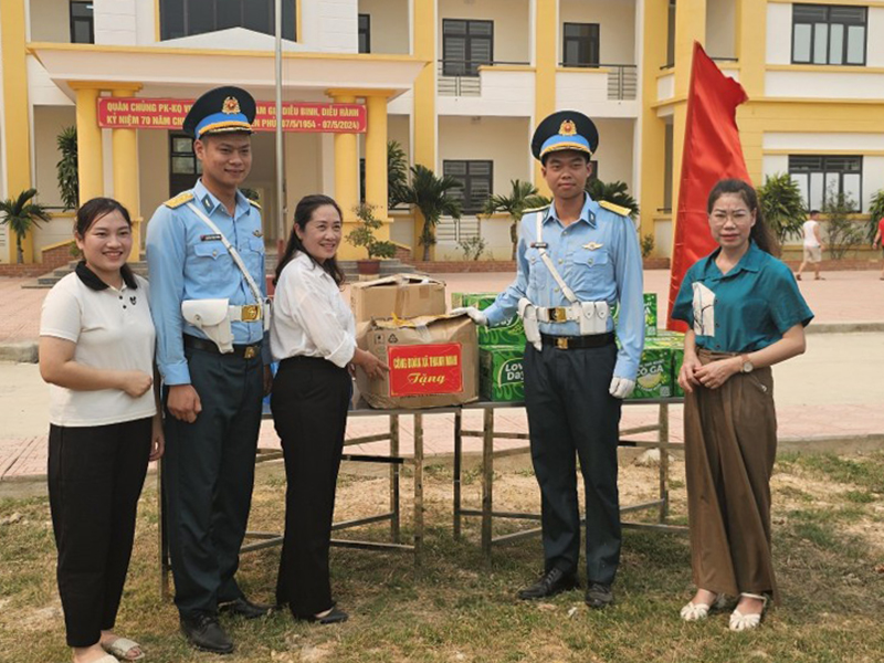 Xã Thanh Minh, TP Điện Biên Phủ, tỉnh Điện Biên tặng quà cán bộ, chiến sĩ Quân chủng PK-KQ luyện tập kỷ niệm 70 năm Chiến thắng Điện Biên Phủ