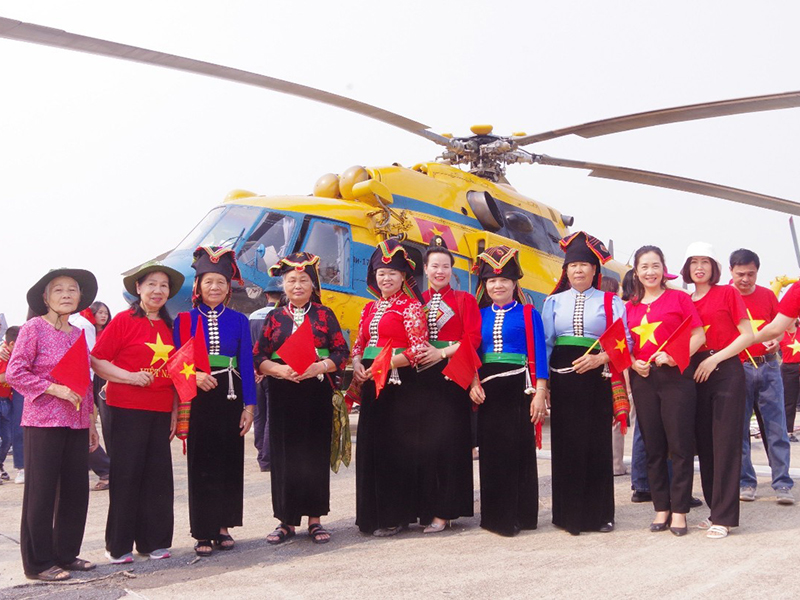 Xã Thanh Minh, TP Điện Biên Phủ, tỉnh Điện Biên tặng quà cán bộ, chiến sĩ Quân chủng PK-KQ luyện tập kỷ niệm 70 năm Chiến thắng Điện Biên Phủ