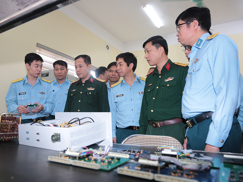 Hội đồng Giải thưởng “Tuổi trẻ sáng tạo” trong Quân đội khảo sát tại Nhà máy A34, Quân chủng Phòng không - Không quân