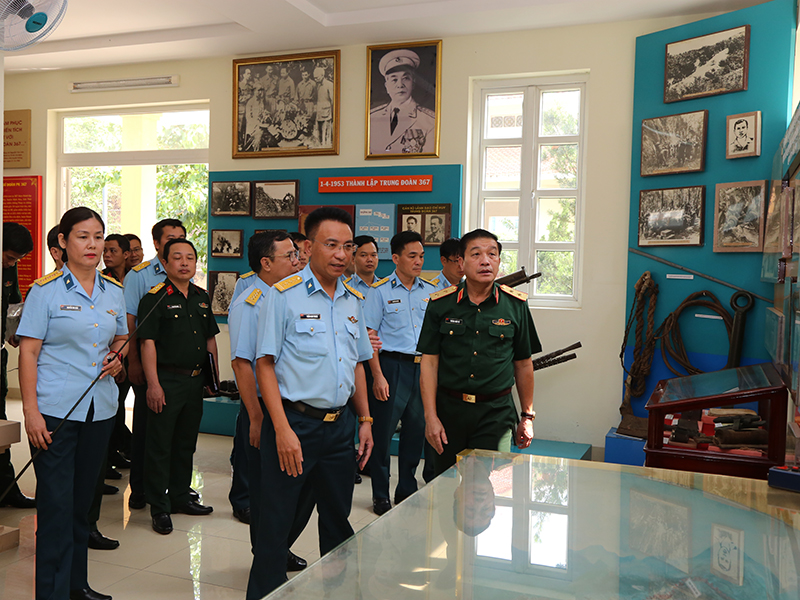 Đoàn công tác Học viện Chính trị, Bộ Quốc phòng thăm và làm việc tại Sư đoàn 367