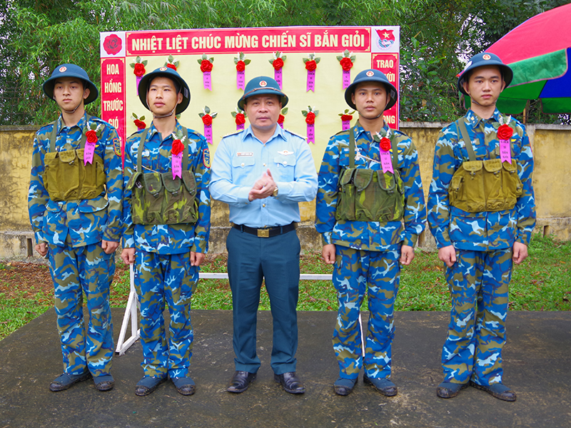 Sư đoàn 363 tổ chức kiểm tra bắn đạn thật cho chiến sĩ mới