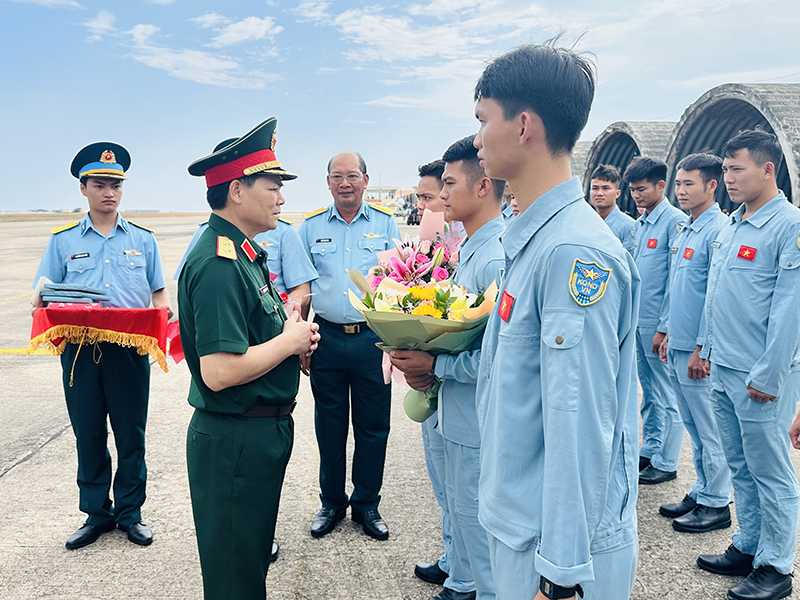 Trung đoàn 910 thả bay đơn thành công học viên phi công quân sự K48