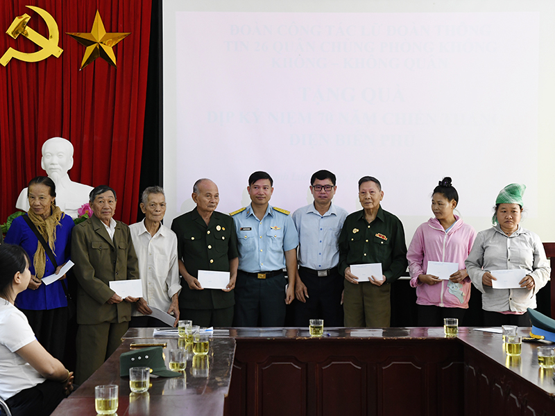 Lữ đoàn Thông tin 26 tặng quà nhân dân xã Thanh Luông