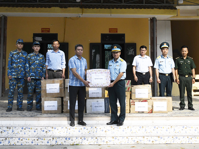 Lữ đoàn Thông tin 26 tặng quà nhân dân xã Thanh Luông