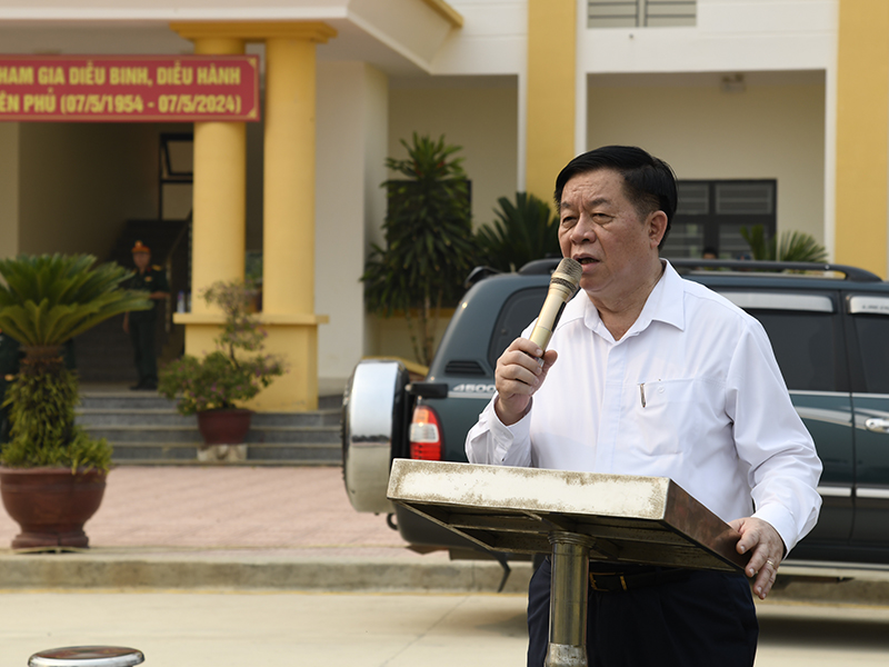 Đồng chí Nguyễn Trọng Nghĩa - Trưởng Ban Tuyên giáo Trung ương thăm, tặng quà cán bộ chiến sĩ Quân chủng PK-KQ luyện tập kỷ niệm 70 năm Chiến thắng Điên Biên Phủ