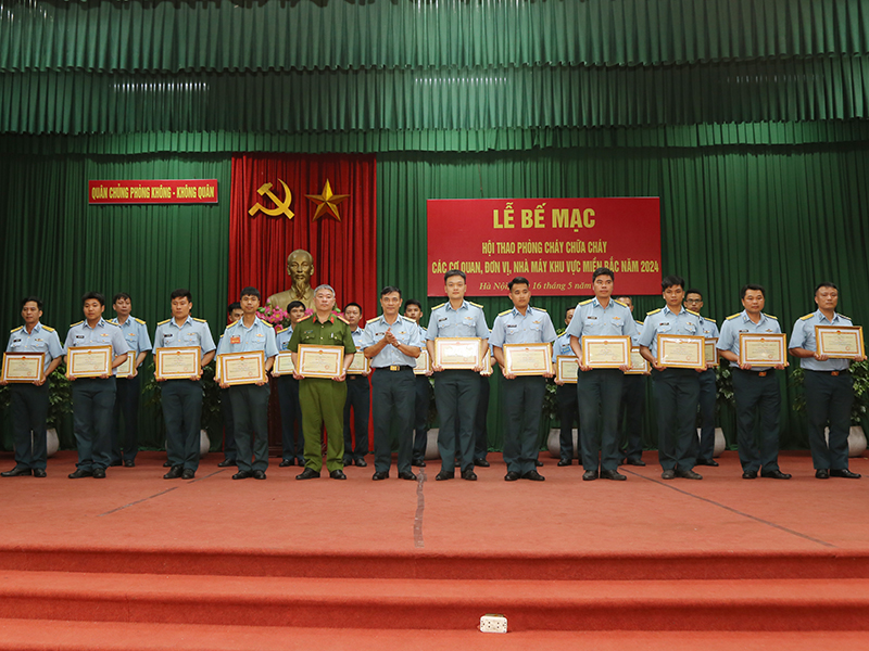 Quân chủng Phòng không - Không quân tổ chức Bế mạc Hội thao Phòng cháy, chữa cháy các cơ quan, đơn vị, nhà máy khu vực Miền Bắc năm 2024