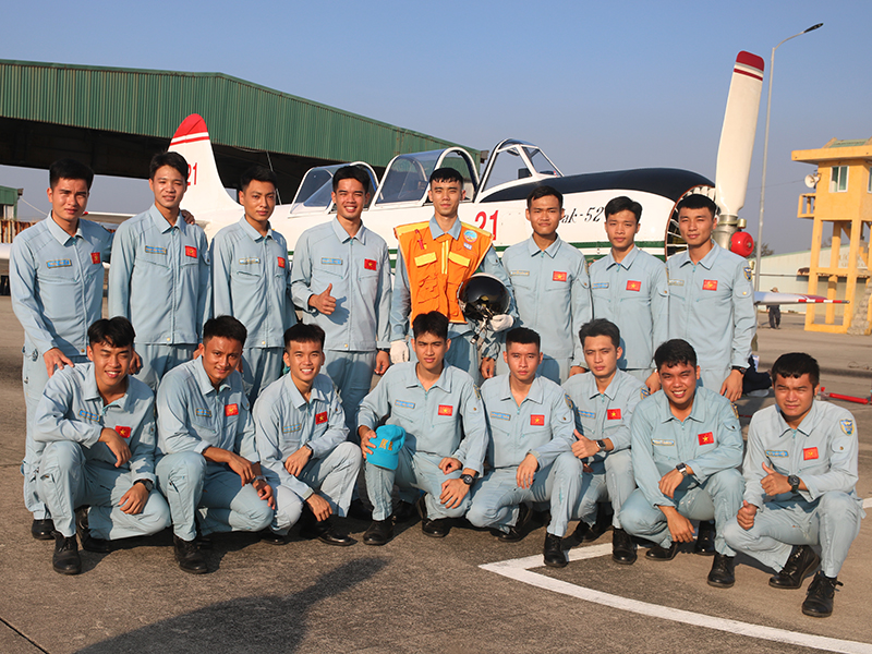 Trung đoàn 920 hoàn thành kế hoạch thả bay đơn học viên phi công quân sự Khóa 49 trên máy bay IAK-52