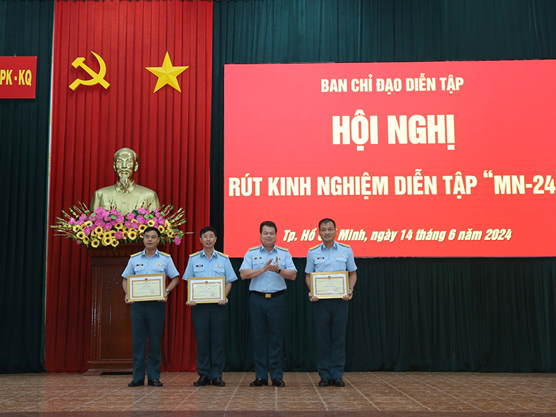 Quân chủng Phòng không - Không quân rút kinh nghiệm Diễn tập Chỉ huy - Tham mưu 1 bên 2 cấp trên bản đồ có một phần thực binh cho các đơn vị khu vực Miền Nam