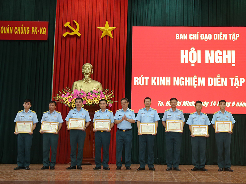 Quân chủng Phòng không - Không quân rút kinh nghiệm Diễn tập Chỉ huy - Tham mưu 1 bên 2 cấp trên bản đồ có một phần thực binh cho các đơn vị khu vực Miền Nam