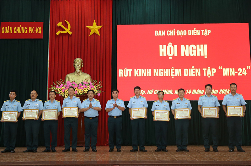 Quân chủng Phòng không - Không quân rút kinh nghiệm Diễn tập Chỉ huy - Tham mưu 1 bên 2 cấp trên bản đồ có một phần thực binh cho các đơn vị khu vực Miền Nam