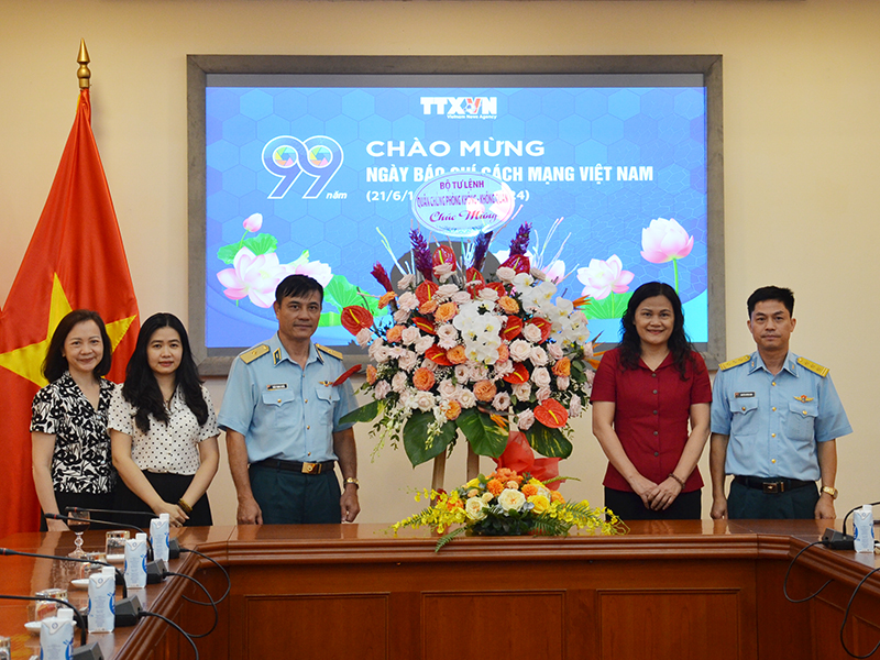 Quân chủng Phòng không- Không quân chúc mừng các cơ quan thông tấn, báo chí nhân dịp Kỷ niệm 99 năm Ngày Báo chí Cách mạng Việt Nam 21-6