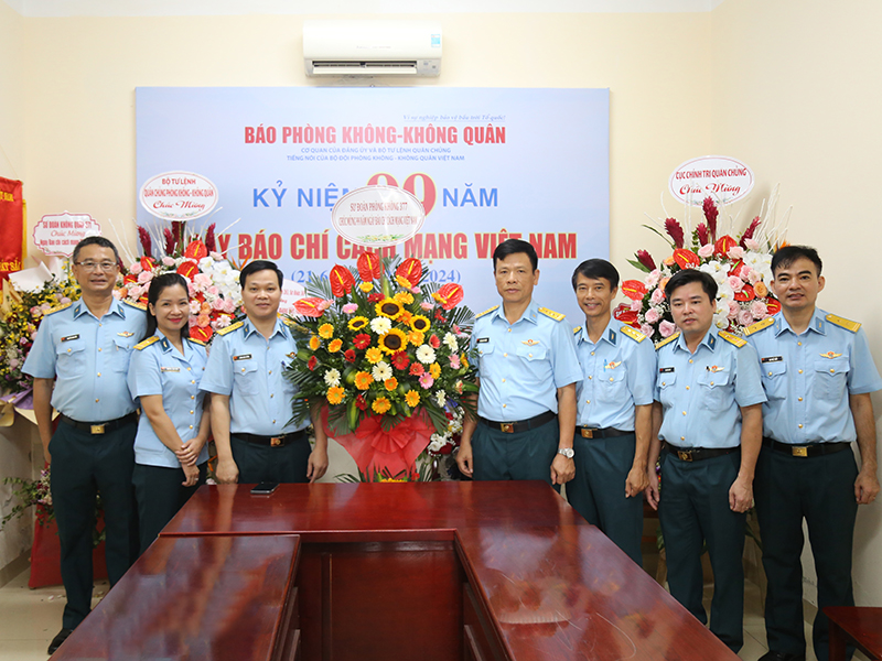 Thiếu tướng Hoàng Văn Lâu - Chủ nhiệm Chính trị Quân chủng chúc mừng Báo Phòng không - Không quân nhân Ngày Báo chí Cách mạng Việt Nam 21-6