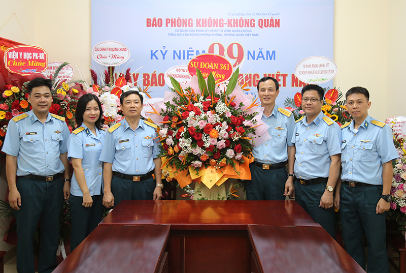 Thiếu tướng Hoàng Văn Lâu - Chủ nhiệm Chính trị Quân chủng chúc mừng Báo Phòng không - Không quân nhân Ngày Báo chí Cách mạng Việt Nam 21-6