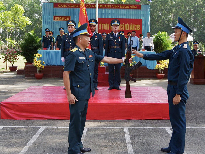 Các đơn vị trong Quân chủng Phòng không - Không quân tổ chức Lễ tuyên thệ chiến sĩ mới năm 2024