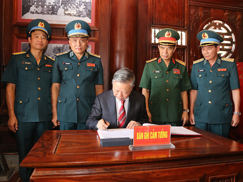 Chủ tịch Nước Tô Lâm thăm và làm việc tại Quân chủng Phòng không - Không quân