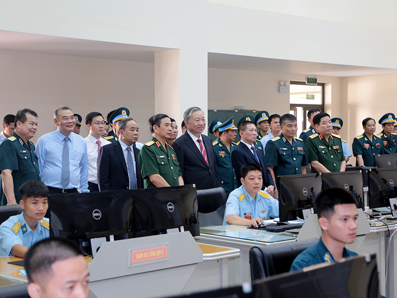 Chủ tịch Nước Tô Lâm thăm và làm việc tại Quân chủng Phòng không - Không quân