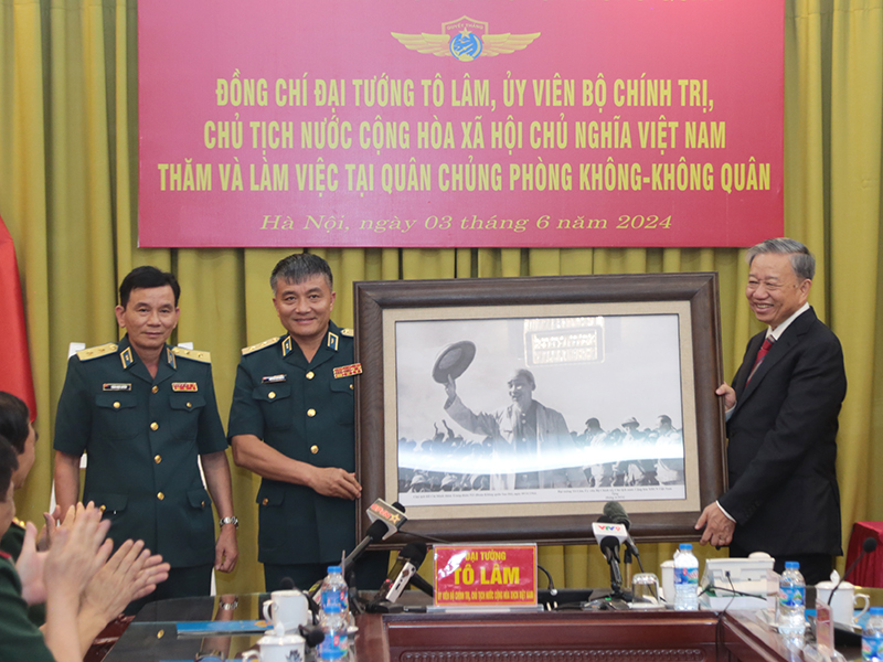 Chủ tịch Nước Tô Lâm thăm và làm việc tại Quân chủng Phòng không - Không quân