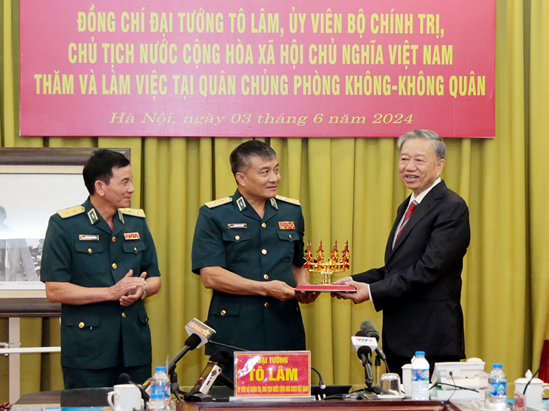 Chủ tịch Nước Tô Lâm thăm và làm việc tại Quân chủng Phòng không - Không quân