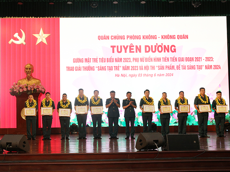Tuyên dương những “ngôi sao quyết thắng” trong công tác quần chúng của Quân chủng Phòng không - Không quân