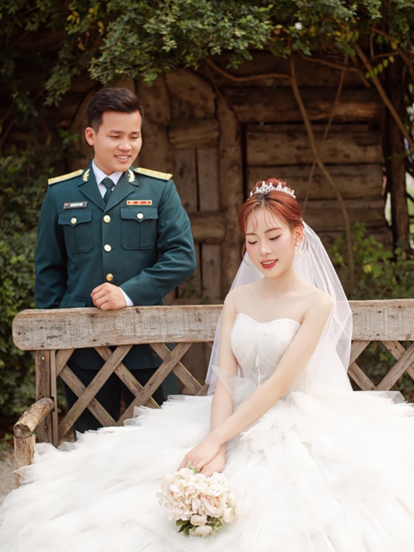 Cùng nắm chặt tay nhau em nhé