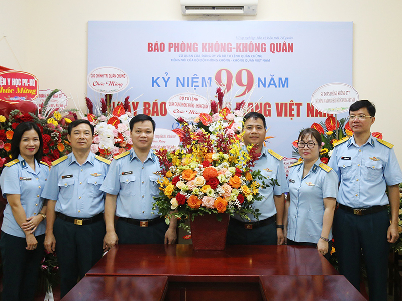 Thiếu tướng Hoàng Văn Lâu - Chủ nhiệm Chính trị Quân chủng chúc mừng Báo Phòng không - Không quân nhân Ngày Báo chí Cách mạng Việt Nam 21-6