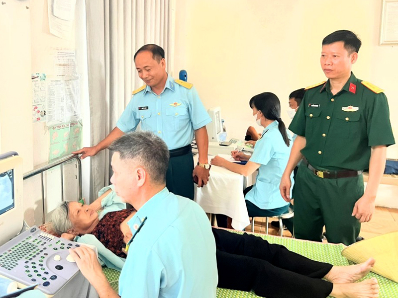 Trung đoàn 916 tổ chức Chương trình khám, tư vấn và cấp thuốc miễn phí cho các đối tượng chính sách trên địa bàn Thị xã Sơn Tây