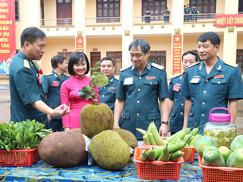 Thi đua bảo đảm tốt công tác hậu cần trong Quân chủng Phòng không - Không quân