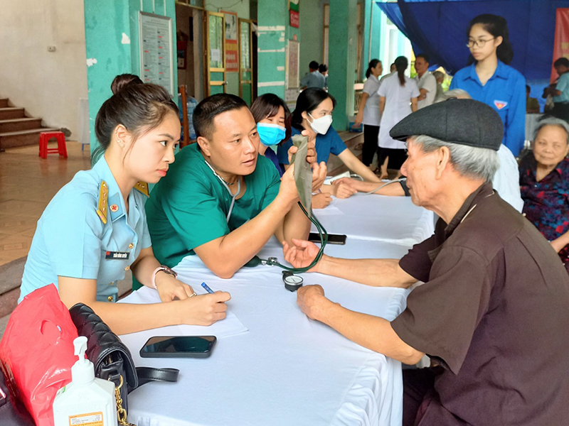 Trung đoàn 916 tổ chức Chương trình khám, tư vấn và cấp thuốc miễn phí cho các đối tượng chính sách trên địa bàn Thị xã Sơn Tây