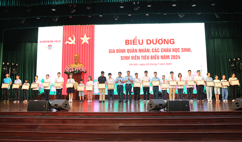 Quân chủng Phòng không-Không quân biểu dương gia đình quân nhân; các cháu học sinh, sinh viên tiêu biểu năm 2024