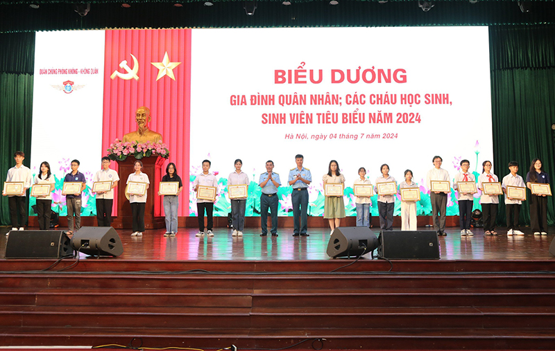 Quân chủng Phòng không-Không quân biểu dương gia đình quân nhân; các cháu học sinh, sinh viên tiêu biểu năm 2024