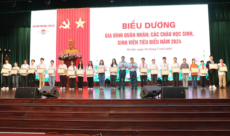 Quân chủng Phòng không-Không quân biểu dương gia đình quân nhân; các cháu học sinh, sinh viên tiêu biểu năm 2024