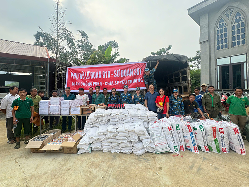 Phụ nữ Sư đoàn 367 và Phụ nữ Lữ đoàn 918 phối hợp thực hiện Chương trình “Hành trình kết nối, chia sẻ yêu thương”