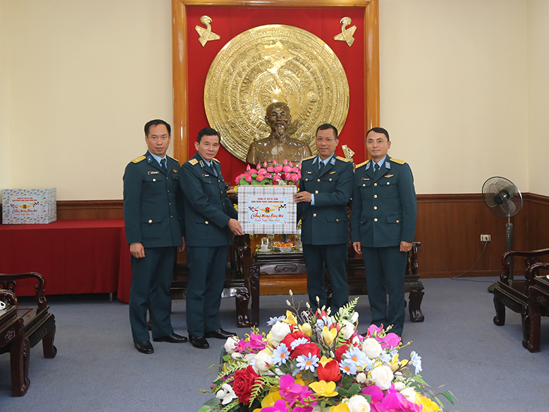 Trung tướng Trần Ngọc Quyến - Chính ủy Quân chủng PK-KQ kiểm tra sẵn sàng chiến đấu và chúc Tết Sư đoàn 365 và Trung đoàn 927