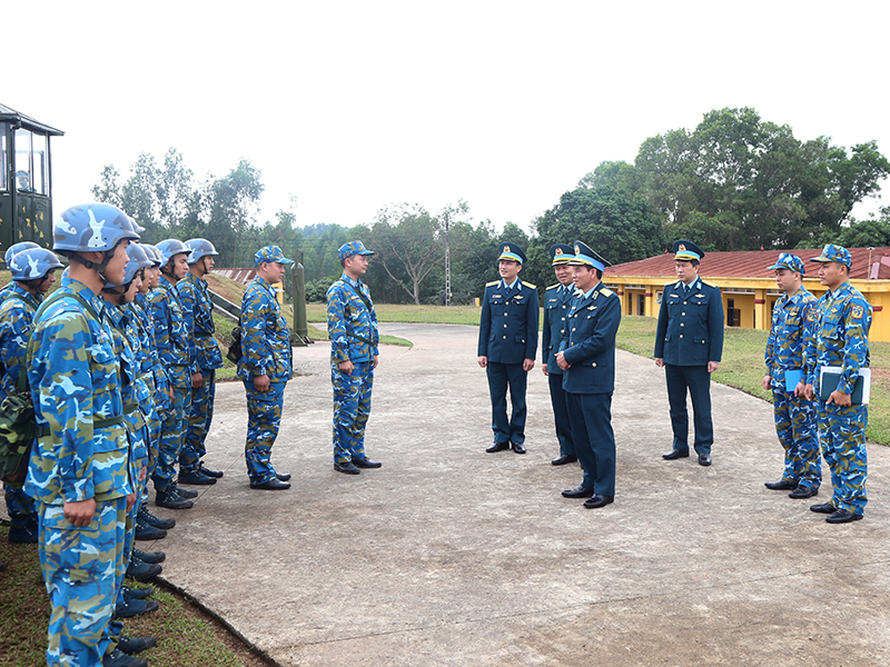 Trung tướng Trần Ngọc Quyến - Chính ủy Quân chủng PK-KQ kiểm tra sẵn sàng chiến đấu và chúc Tết Sư đoàn 365 và Trung đoàn 927