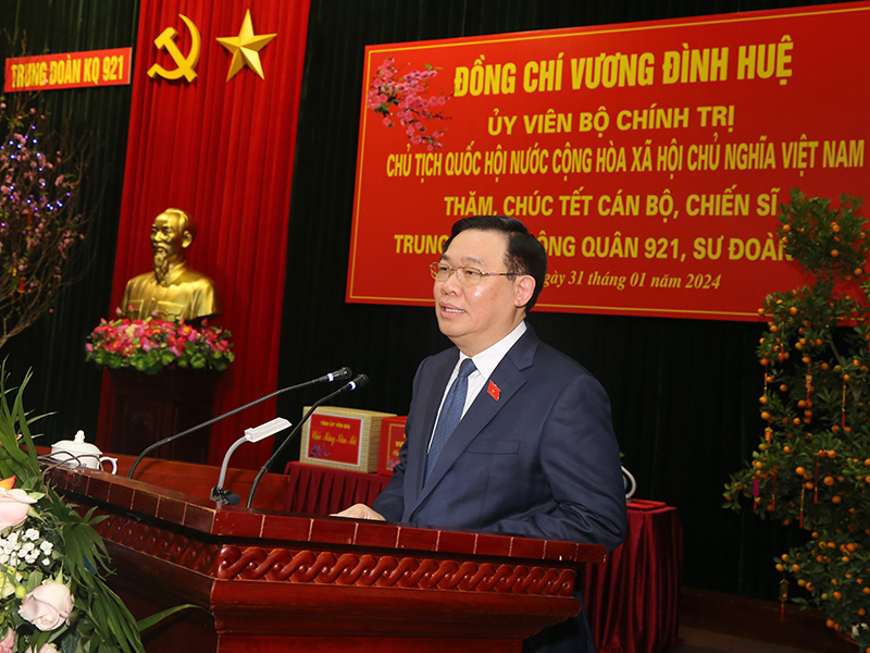 Chủ tịch Quốc hội Vương Đình Huệ thăm, chúc Tết Trung đoàn Không quân 921