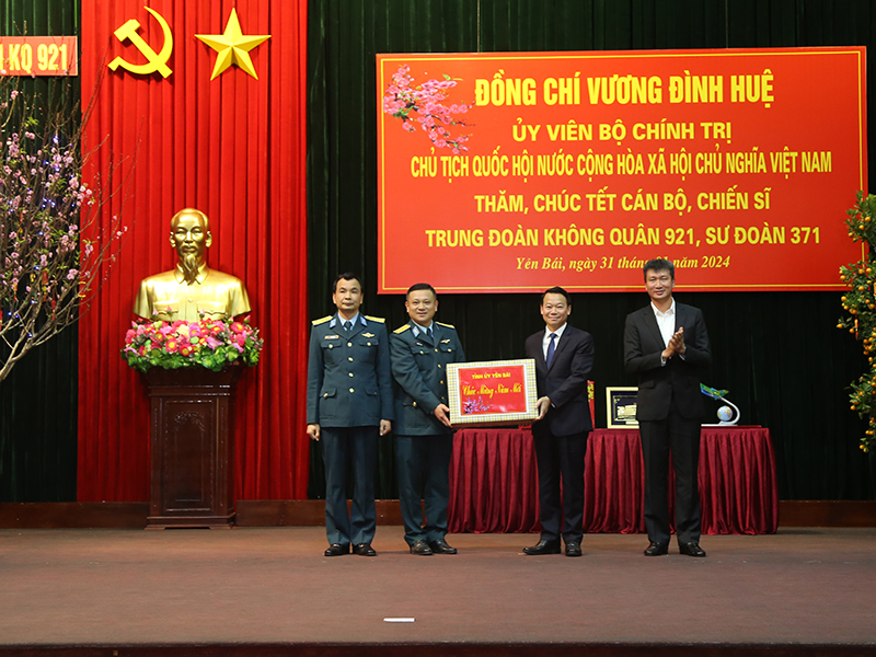 Chủ tịch Quốc hội Vương Đình Huệ thăm, chúc Tết Trung đoàn Không quân 921