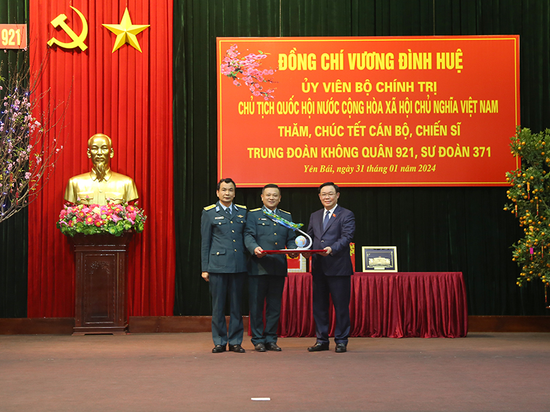 Chủ tịch Quốc hội Vương Đình Huệ thăm, chúc Tết Trung đoàn Không quân 921