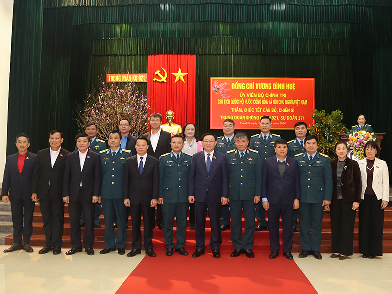 Chủ tịch Quốc hội Vương Đình Huệ thăm, chúc Tết Trung đoàn Không quân 921