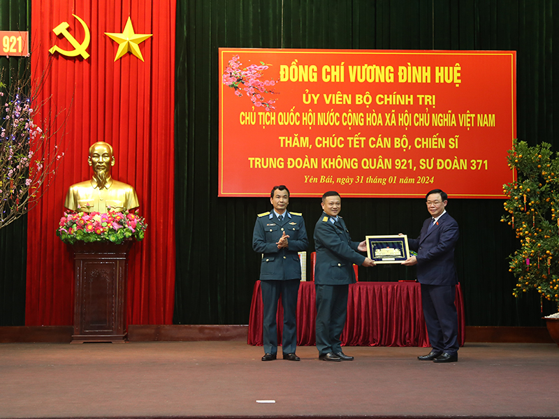 Chủ tịch Quốc hội Vương Đình Huệ thăm, chúc Tết Trung đoàn Không quân 921